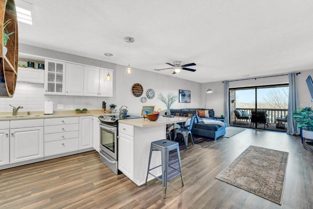 Η κουζίνα ή μικρή κουζίνα στο Bright Stylish Condo with Balcony