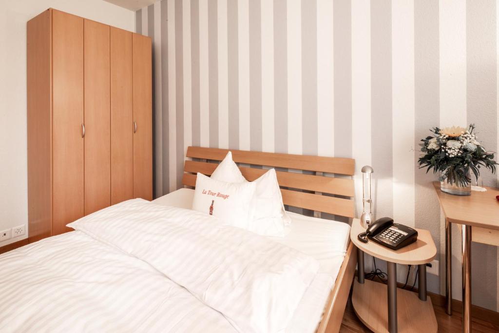 Postel nebo postele na pokoji v ubytování Hotel Roter Turm