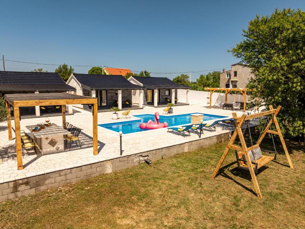 Πισίνα στο ή κοντά στο Unique Villa V with large pool