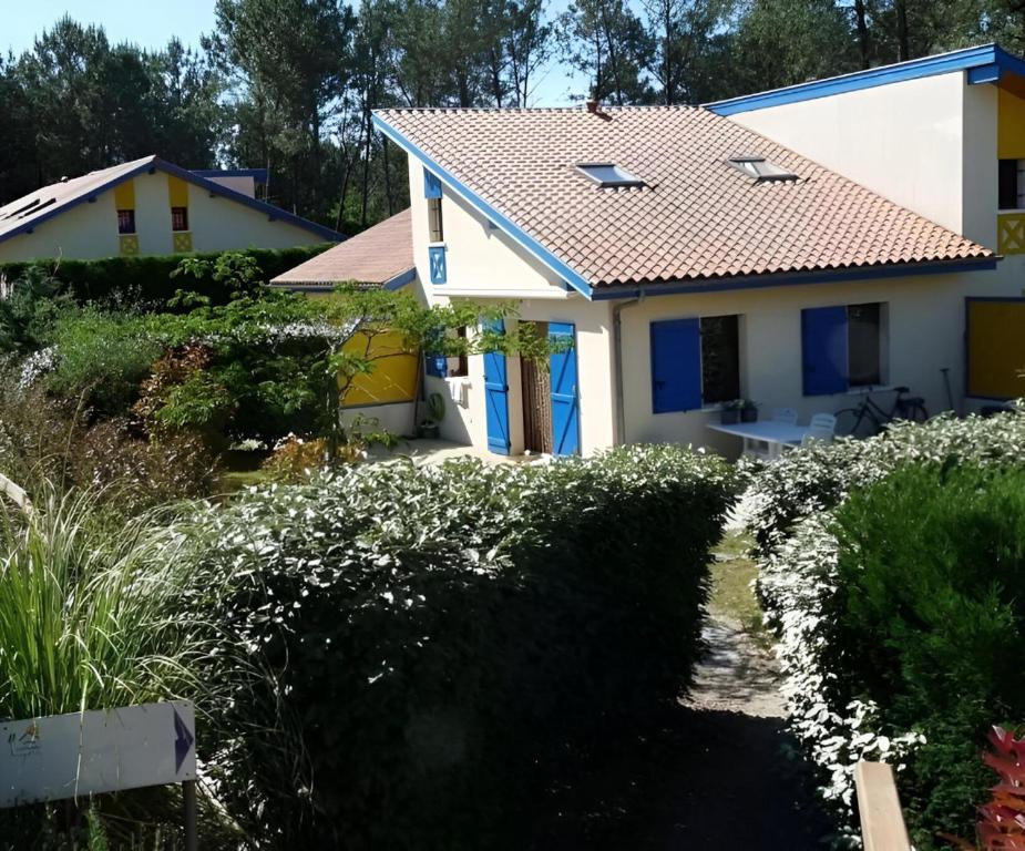 ein weißes Haus mit einem roten Dach in der Unterkunft Villa OCELANDES in Saint-Julien-en-Born