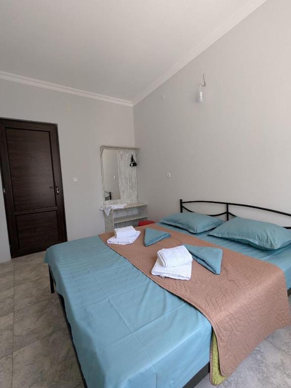 two beds sitting next to each other in a room at Nino apartments in Ureki