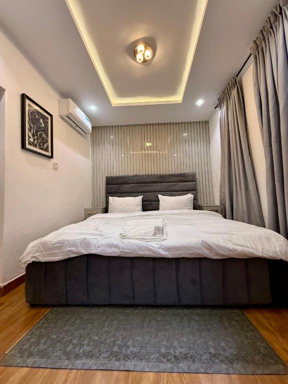 Postel nebo postele na pokoji v ubytování PENTAGON by Riz homes