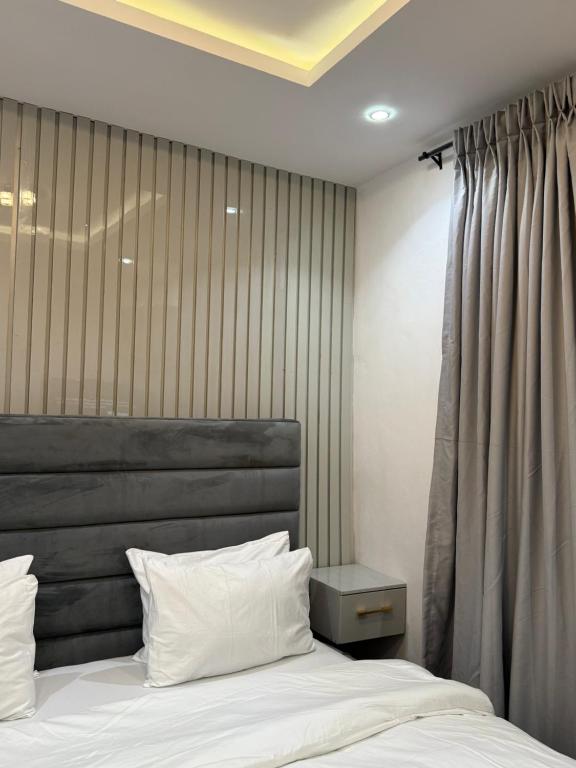 Postel nebo postele na pokoji v ubytování PENTAGON by Riz homes