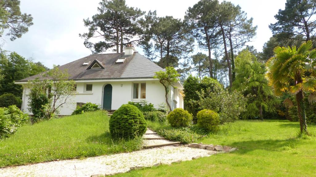 a white house with a pathway in the yard at Arradon, maison de vacances familiale à 2 km des plages in Arradon