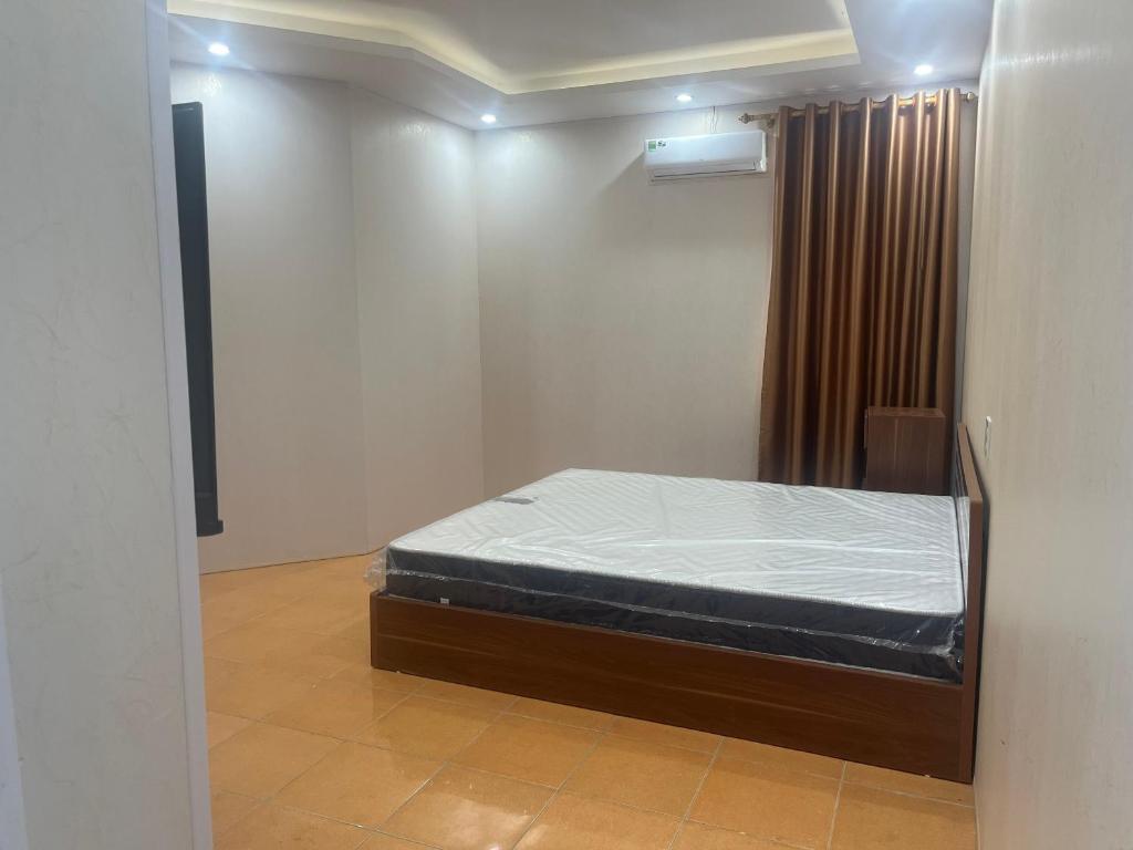 Un dormitorio pequeño con una cama en una habitación. en Khách Sạn Gia Hưng, en Ninh Binh