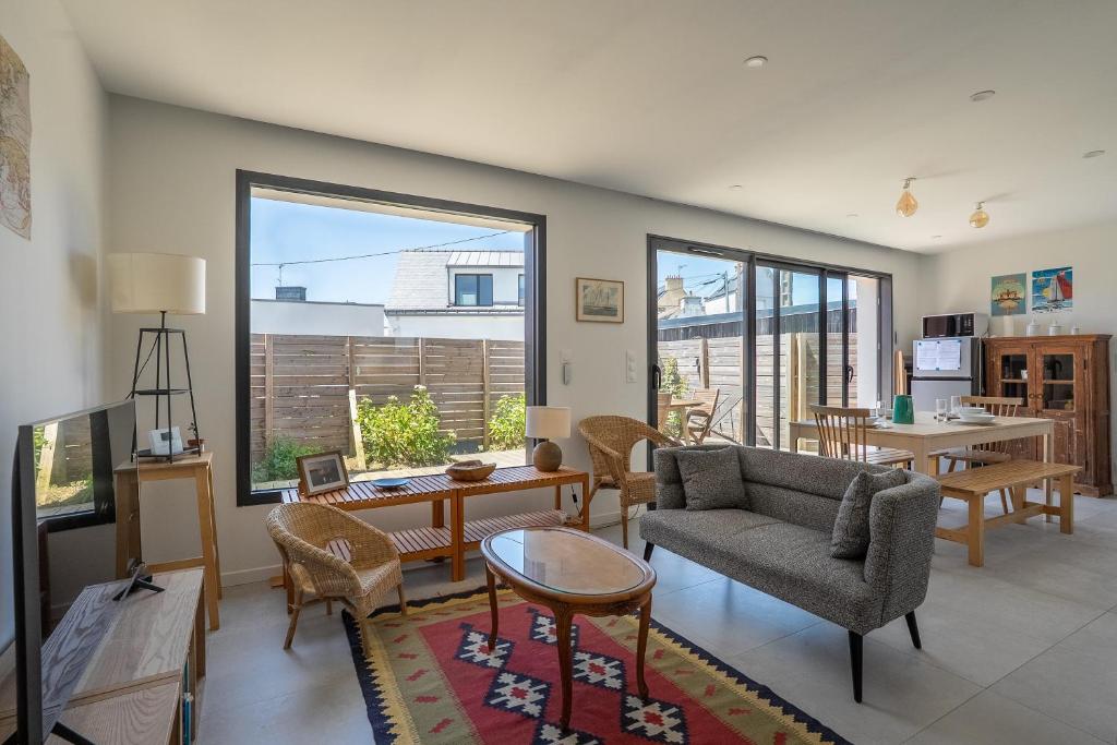 a living room with a couch and a table at Le 50 Bis - Proche plage in Locmiquélic