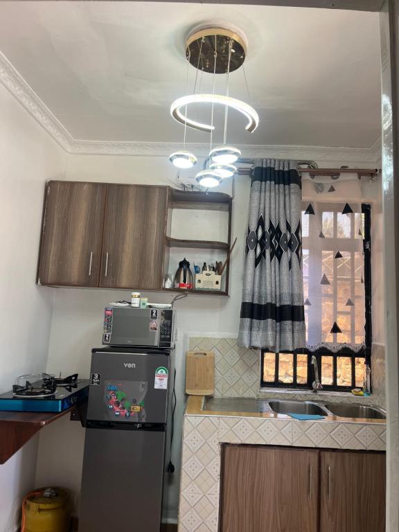 Kuhinja ili čajna kuhinja u objektu Sahel Executive Studio apartment with separate kitchen and bathroom in another section from the main room for cheap accommodation in Elgon View near Eldoret sports club,Rapha Hospital, Naivas supermarket, rupha mall, and Eldoret International Airport