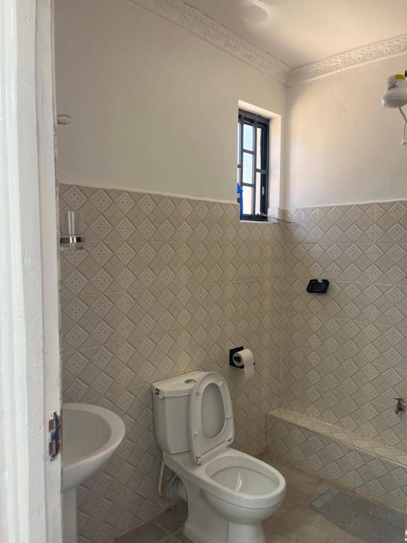 Kupatilo u objektu Sahel Executive Studio apartment with separate kitchen and bathroom in another section from the main room for cheap accommodation in Elgon View near Eldoret sports club,Rapha Hospital, Naivas supermarket, rupha mall, and Eldoret International Airport