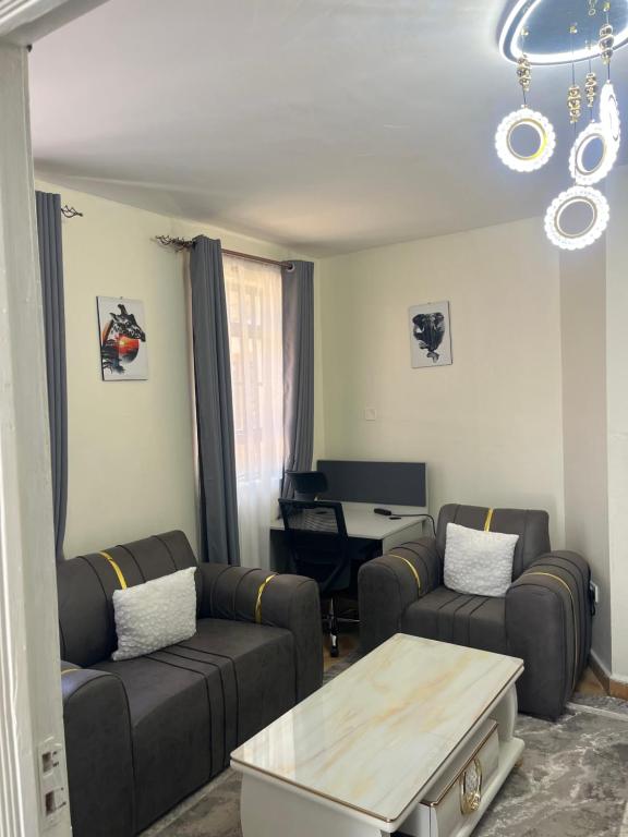 Prostor za sedenje u objektu Sahel Executive Studio apartment with separate kitchen and bathroom in another section from the main room for cheap accommodation in Elgon View near Eldoret sports club,Rapha Hospital, Naivas supermarket, rupha mall, and Eldoret International Airport