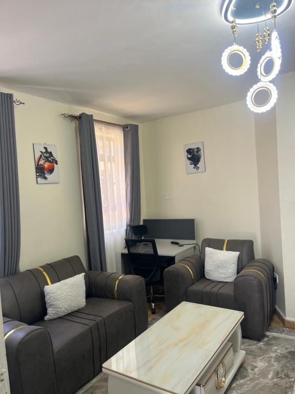 Prostor za sedenje u objektu Sahel Executive Studio apartment with separate kitchen and bathroom in another section from the main room for cheap accommodation in Elgon View near Eldoret sports club,Rapha Hospital, Naivas supermarket, rupha mall, and Eldoret International Airport