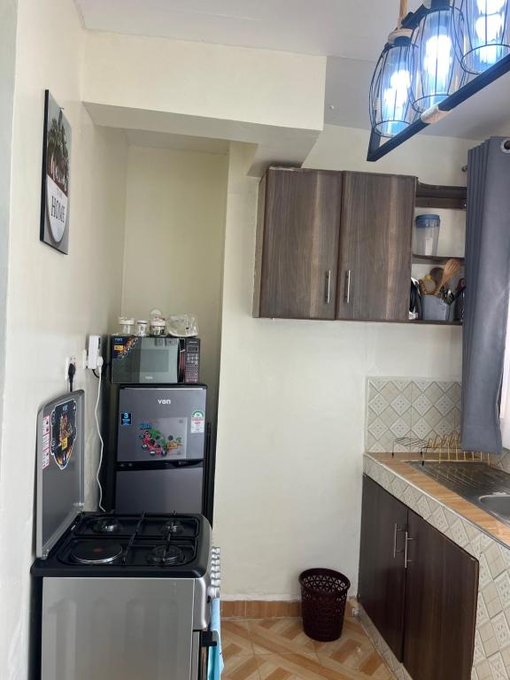 Kuhinja ili čajna kuhinja u objektu Sahel Executive Studio apartment with separate kitchen and bathroom in another section from the main room for cheap accommodation in Elgon View near Eldoret sports club,Rapha Hospital, Naivas supermarket, rupha mall, and Eldoret International Airport