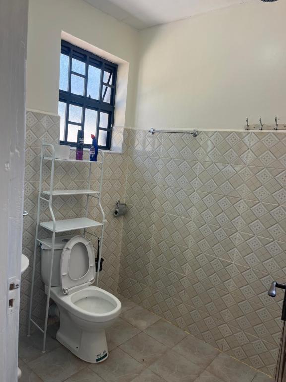 Kupatilo u objektu Sahel Executive Studio apartment with separate kitchen and bathroom in another section from the main room for cheap accommodation in Elgon View near Eldoret sports club,Rapha Hospital, Naivas supermarket, rupha mall, and Eldoret International Airport