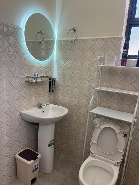 Kupatilo u objektu Sahel Executive Studio apartment with separate kitchen and bathroom in another section from the main room for cheap accommodation in Elgon View near Eldoret sports club,Rapha Hospital, Naivas supermarket, rupha mall, and Eldoret International Airport
