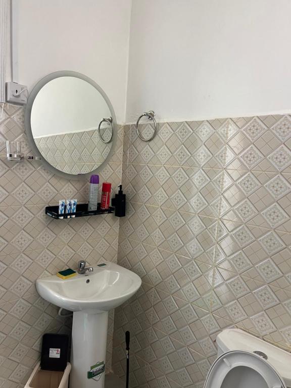 Kupatilo u objektu Sahel Executive Studio apartment with separate kitchen and bathroom in another section from the main room for cheap accommodation in Elgon View near Eldoret sports club,Rapha Hospital, Naivas supermarket, rupha mall, and Eldoret International Airport