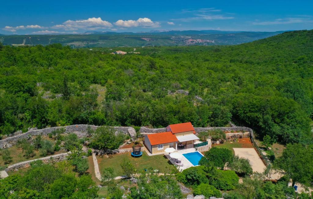 een luchtfoto van een huis met een zwembad bij Villa Primabella -Makarska by Villas Guide in Novak