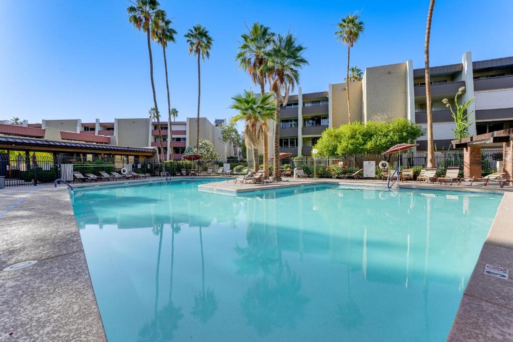 スコッツデールにあるLess Than 1 Mi to Old Town Scottsdale Condo with Balconyのヤシの木が並ぶ大型プール