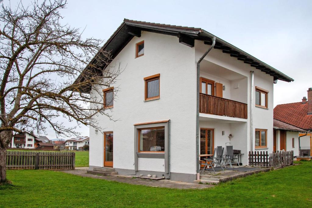 una casa blanca con techo de gambrel en Ferienhaus Hilde, en Schwangau