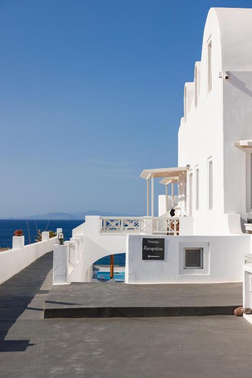 Casa blanca con vistas al océano en Vrachia Studios &amp; Apartments, en Oia