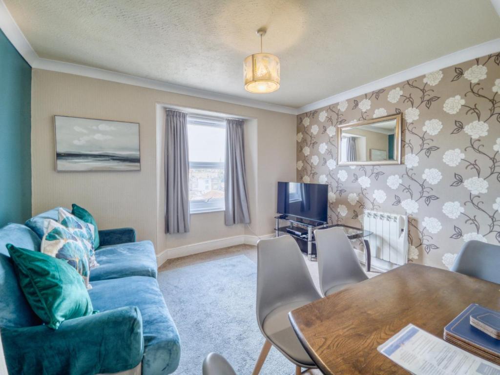 TV a/nebo společenská místnost v ubytování Apartment 6 - 1 Bedroom Town view