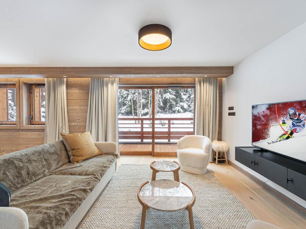 Posedenie v ubytovaní Appartement neuf avec terrasse, 2 chambres près des pistes, sauna, hammam, salle de sport, parking - FR-1-569-57