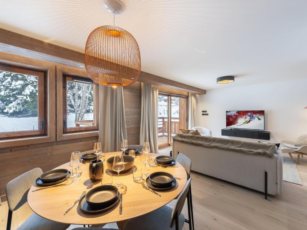 Televízia a/alebo spoločenská miestnosť v ubytovaní Appartement neuf avec terrasse, 2 chambres près des pistes, sauna, hammam, salle de sport, parking - FR-1-569-57