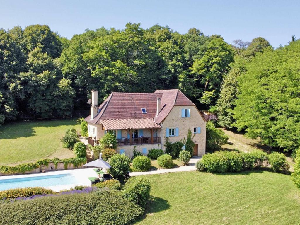 une vue aérienne d'une maison avec piscine dans l'établissement Propriété aux Eyzies avec piscine privée pour 6 personnes - FR-1-824-12, à Manaurie
