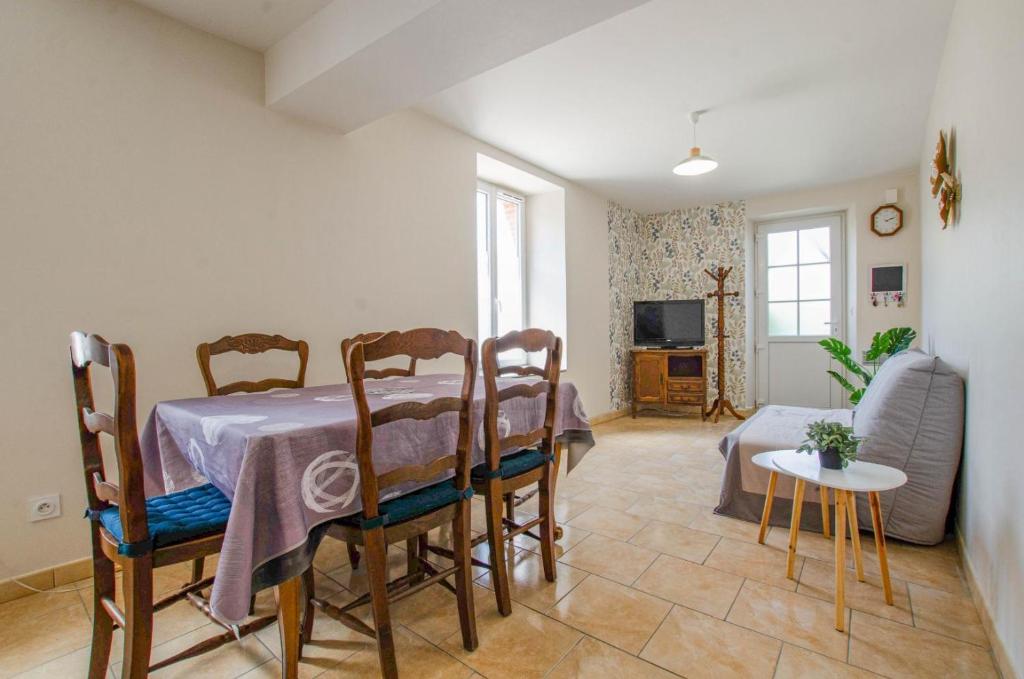 Un comedor con mesa y sillas en La maison d'a cote, en Crancey