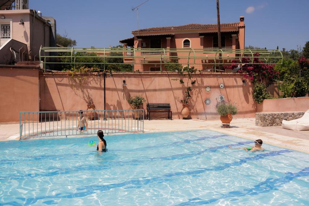Bazén v ubytování Garden Budget Rooms nebo v jeho okolí
