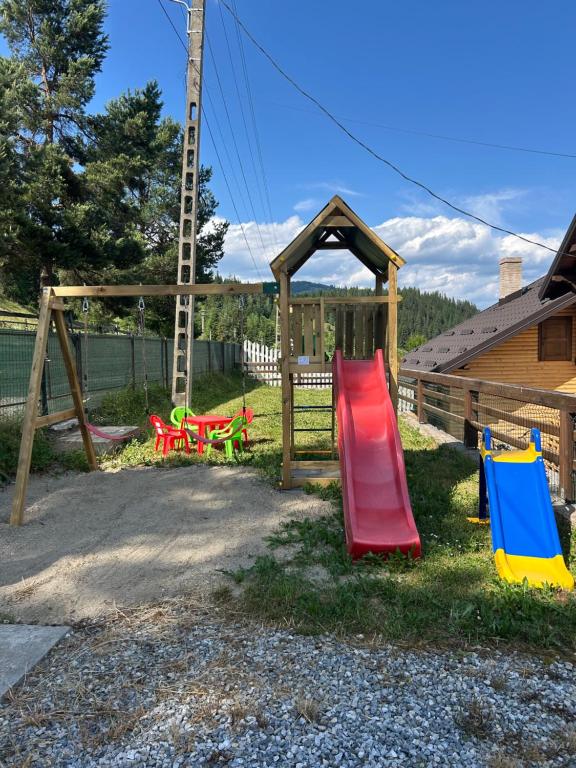 Area giochi per bambini di Tiny House Todireni