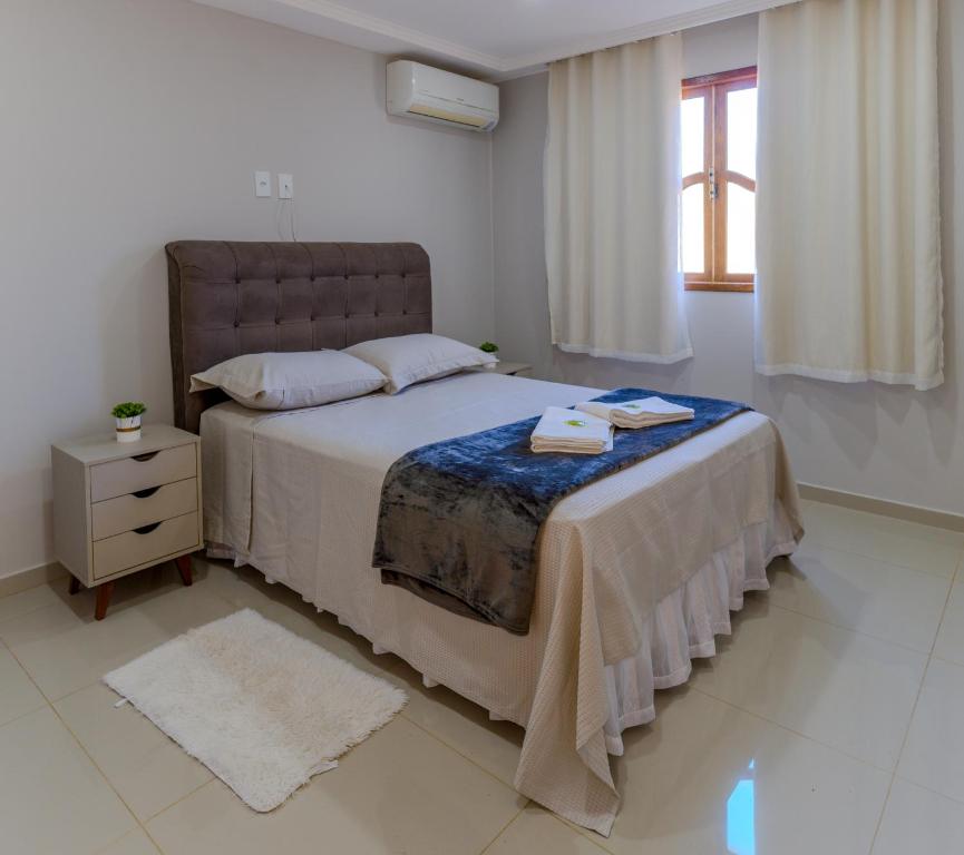 Un dormitorio con una cama grande y una ventana. en Thom's House, en Santa Teresa