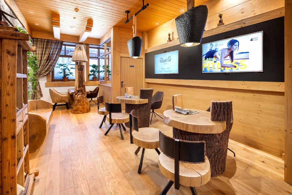 Televízia a/alebo spoločenská miestnosť v ubytovaní Hotel Bania Thermal & Ski