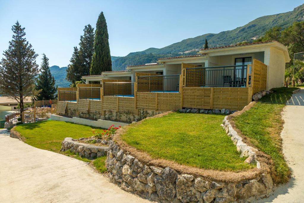 Nespecifikovaný výhled na hory nebo výhled na hory při pohledu z hotelu