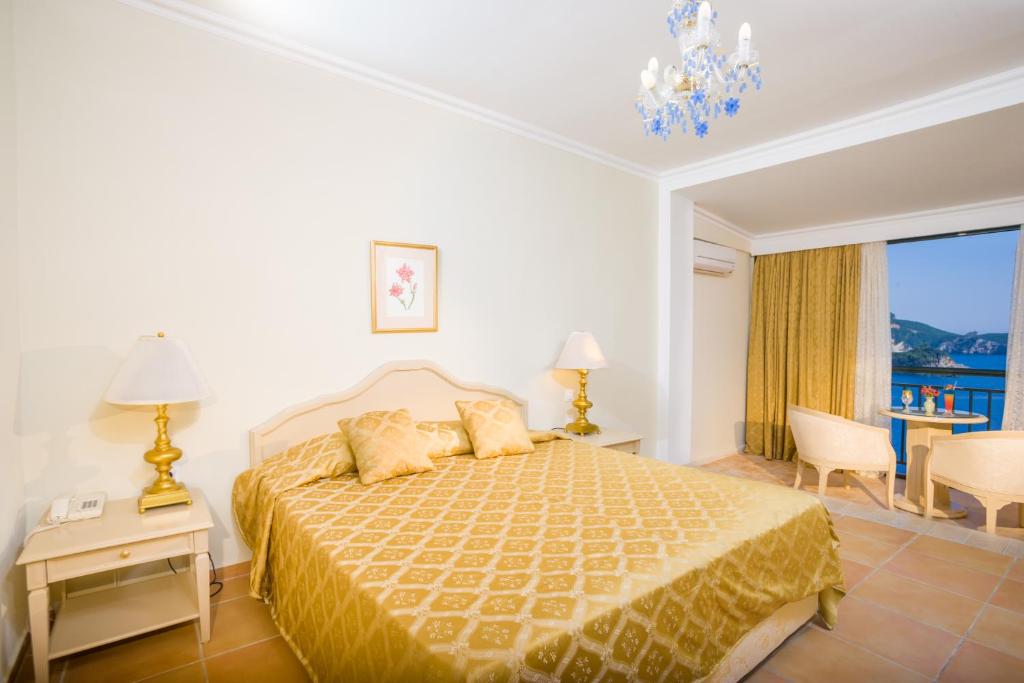 Postel nebo postele na pokoji v ubytování Paleo ArtNouveau Hotel - Adults Only