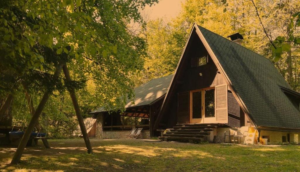 una piccola casa con tetto e scale a rischio di Cottage Koča Oaza Preske a Jurklošter