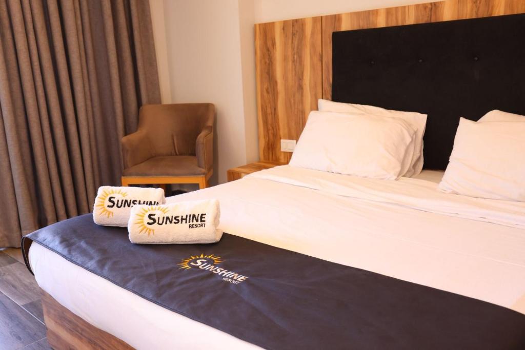 Ένα ή περισσότερα κρεβάτια σε δωμάτιο στο Sunshine Resort - Tabarja, Lebanon