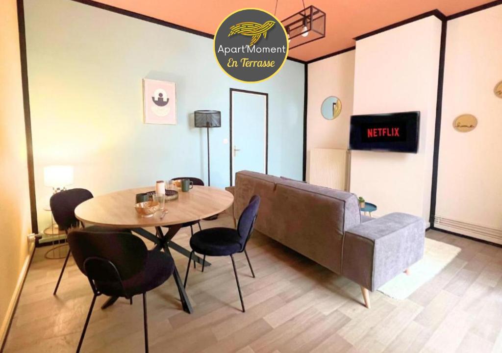 Televisyen dan/atau pusat hiburan di Le Pop'Apart- terrasse privative en plein coeur de Saint-Omer