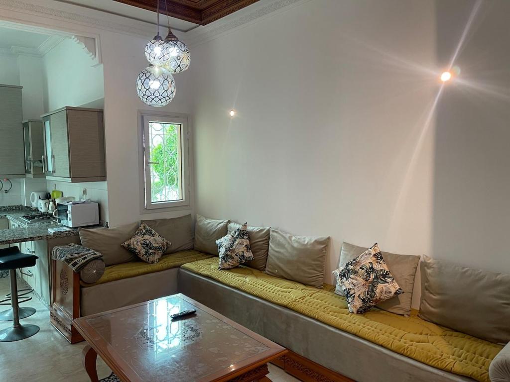 Ruang duduk di Al kawtar Vacation apartment in Mansouria