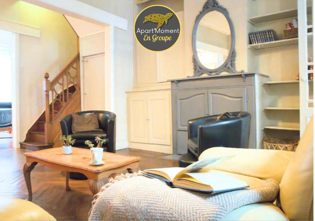 un salon avec un canapé et une table dans l'établissement La Vue Cathédrale - Grande maison en hypercentre, Idéal Groupe, à Saint-Omer