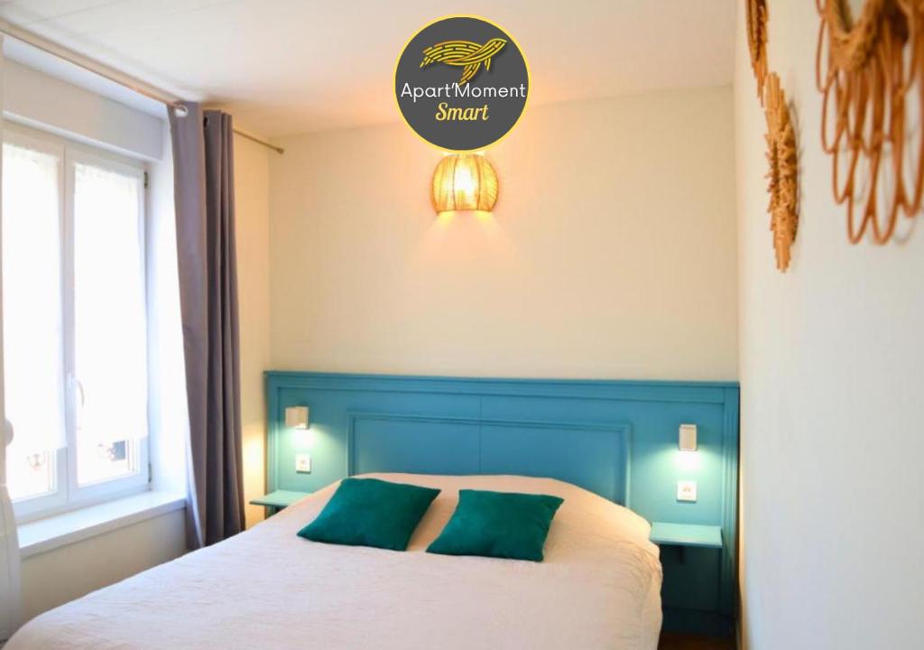 une chambre avec un lit et un panneau sur le mur dans l'établissement Chambre privative au centre de Bourbourg - proche commodités et gare, à Bourbourg