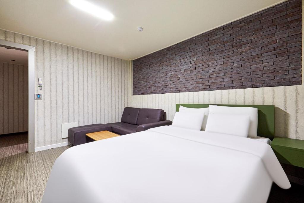 Postel nebo postele na pokoji v ubytování Galleria Hotel