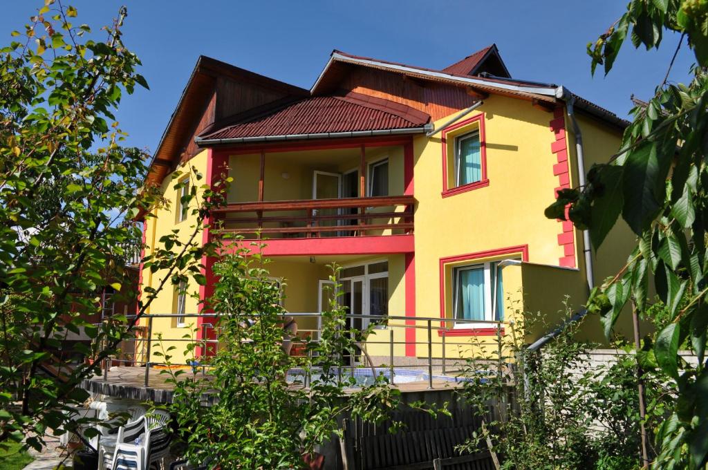 バイア・マーレにあるPension Cremonaの黄赤の家