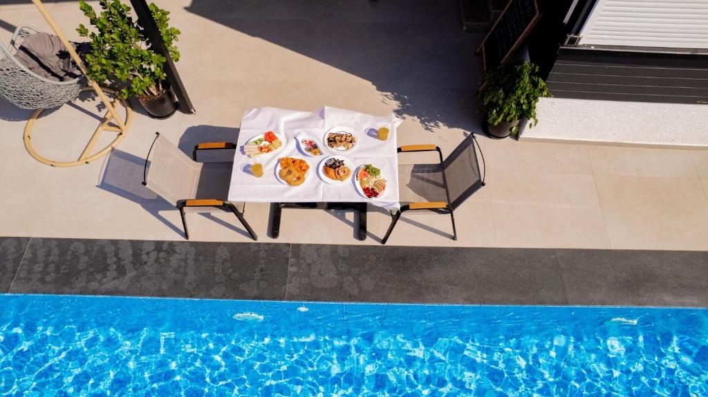 Comida en o cerca de este hotel