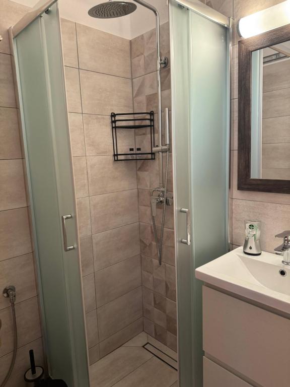 un bagno con doccia e lavandino di Pythaïs Hotel a Pythagóreion