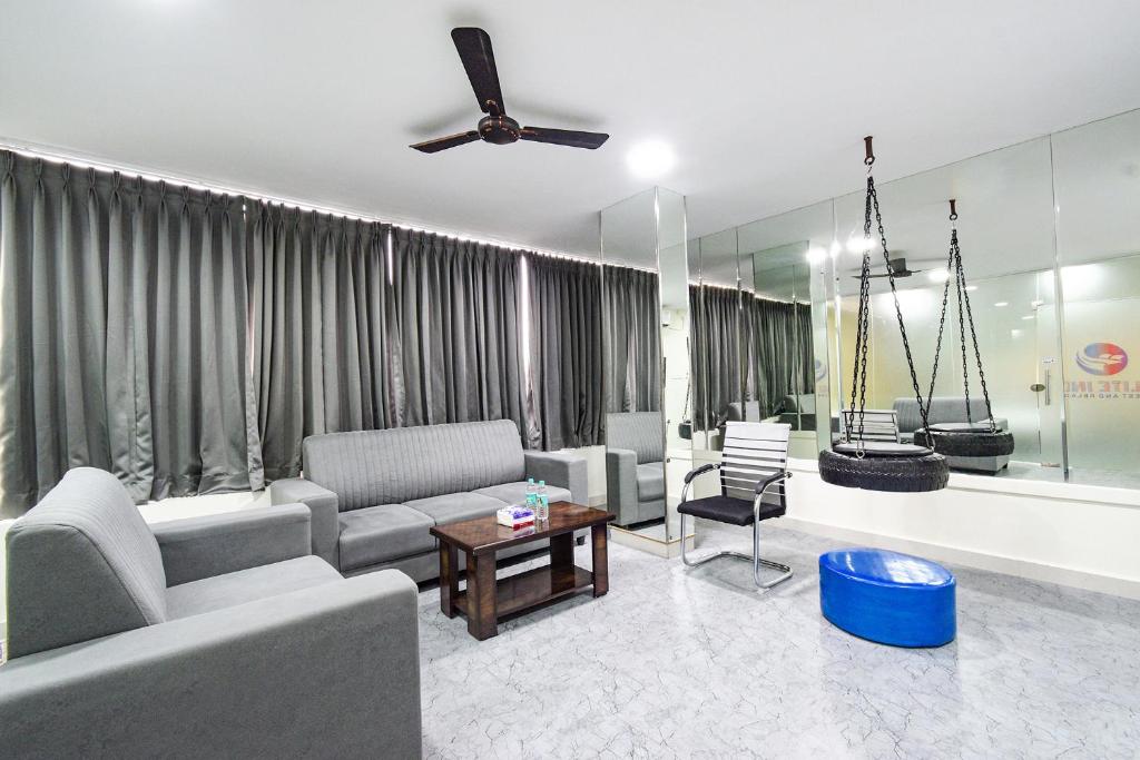 Χώρος καθιστικού στο FabHotel Elite Inn