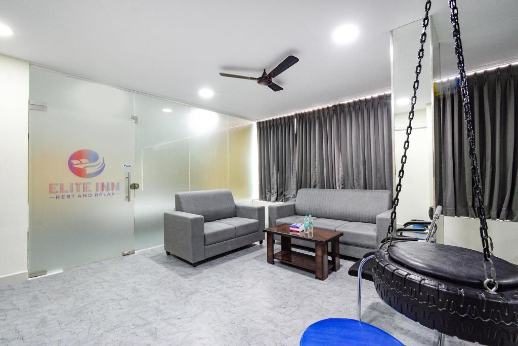 Χώρος καθιστικού στο FabHotel Elite Inn