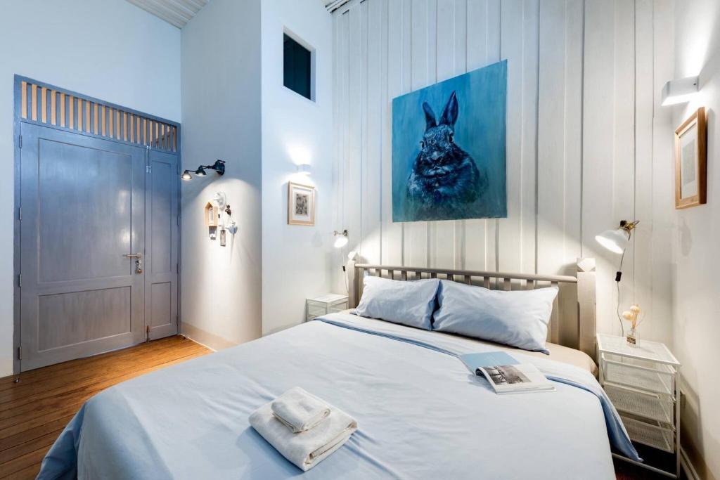 En eller flere senge i et værelse på Non Inn The Diamond Artisan King and Twin Rooms with Private Coffee Station and InnerCourt Quiet View near Riverside and ICONSIAM