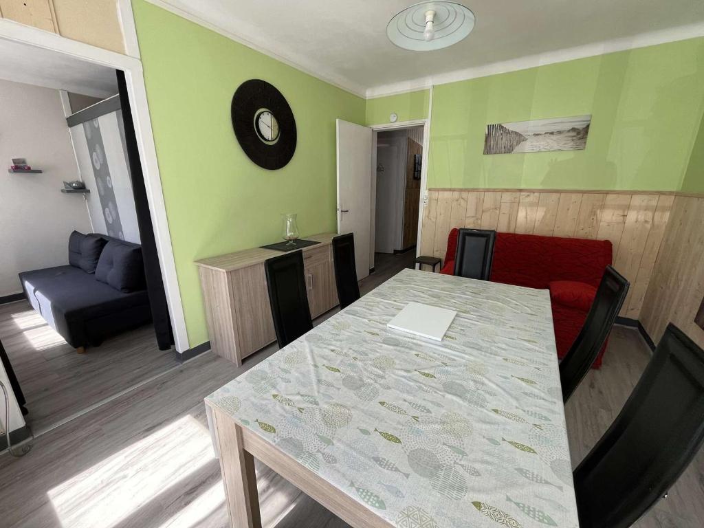 Posedenie v ubytovaní Appartement T2 Cabine à 50m de la Plage, Tout Confort, Proche Commerces et Animations ! - FR-1-324A-1