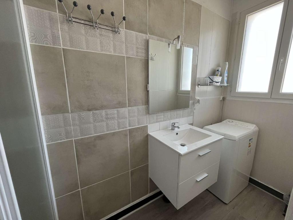 Kúpeľňa v ubytovaní Appartement T2 Cabine à 50m de la Plage, Tout Confort, Proche Commerces et Animations ! - FR-1-324A-1