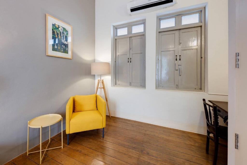 Φωτογραφία από το άλμπουμ του Non Inn The Post and Barber 3 Bedroom Riverside Shophouse with King and Twin Rooms σε Chinatown