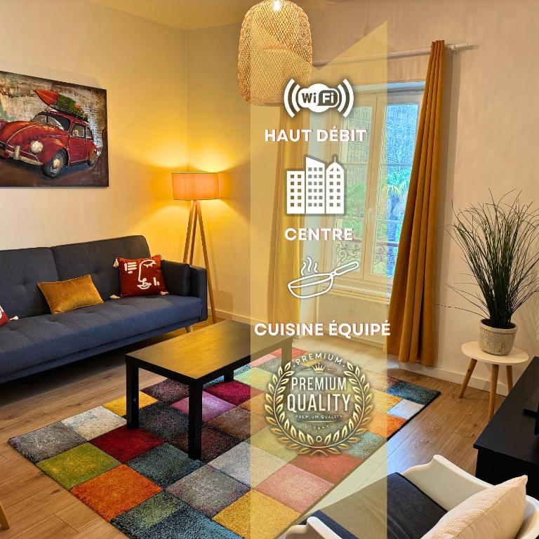 un salon avec un canapé et une table dans l'établissement Les Arcades - WiFi - Spacieux - Centrale, à Dax